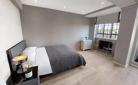 Chelsea Flat 10 Mins Harrods, Balcony, Gym, Air Conditioning